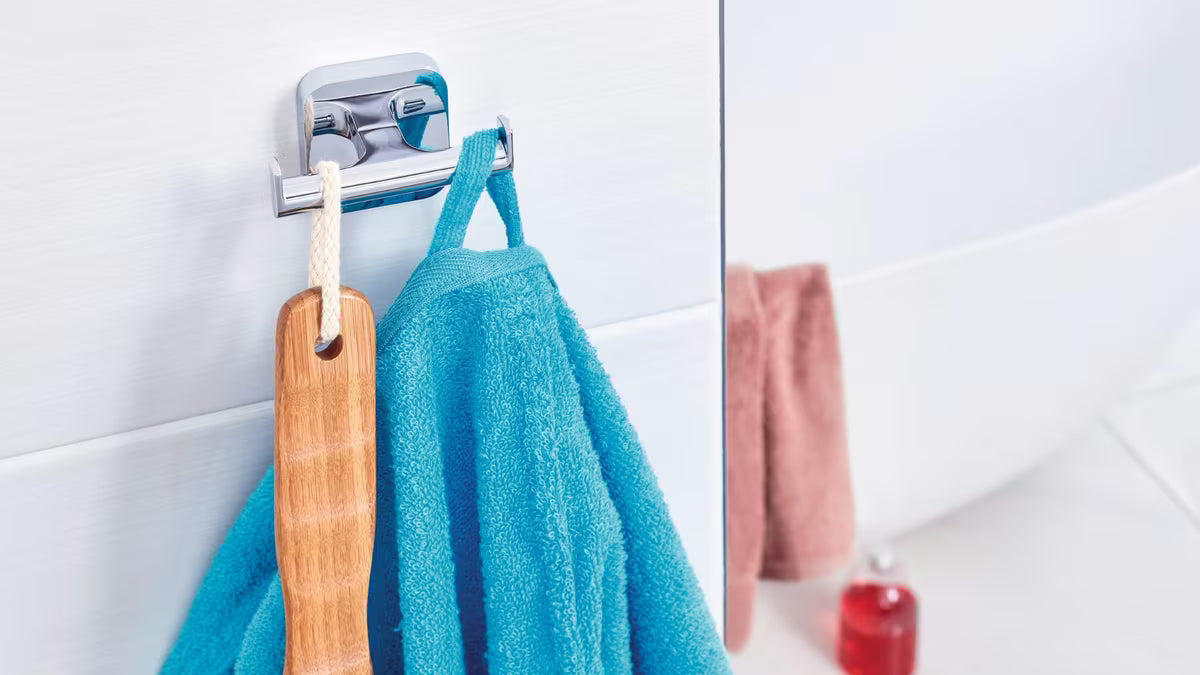 Dvostruki zidni kukica Tesa Elegaant u sjajnom kromu pro za vješanje ručnika i ogrtača bez bušenja.