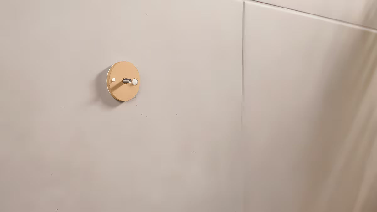 Kukica za ručnik Tesa u brušenoj hard graphite izvedbi s ljepljivom montažom tesa Power.Kit