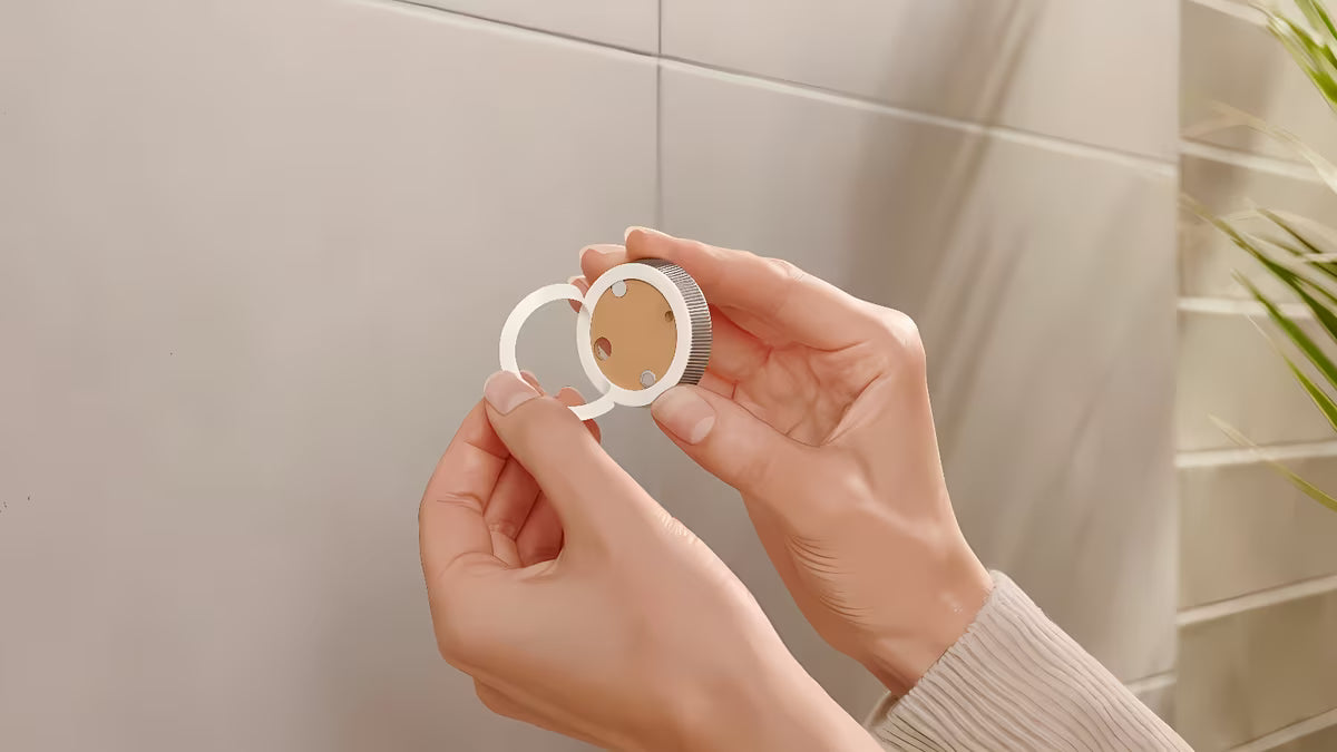 Metalni kukica za ogrtač Tesa u brušenoj izvedbi hard graphite s ljepljenjem bez bušenja