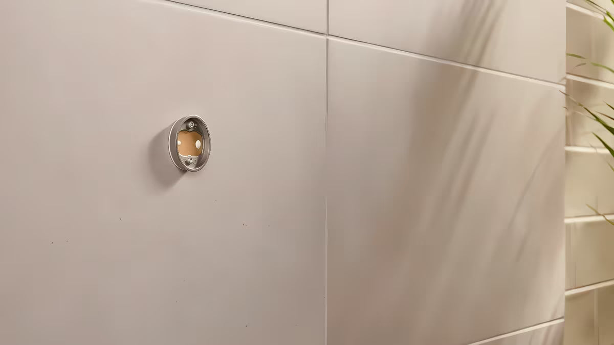 Metalni kukica za ogrtač Tesa u brušenoj izvedbi hard graphite s ljepljenjem bez bušenja