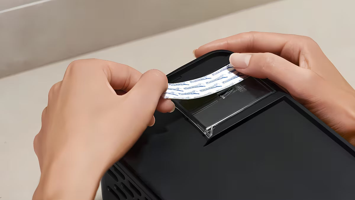 Crna tuš polica Tesa Lavaa bez bušenja s ljepljivim sustavom tesa Powerstrips Waterproof