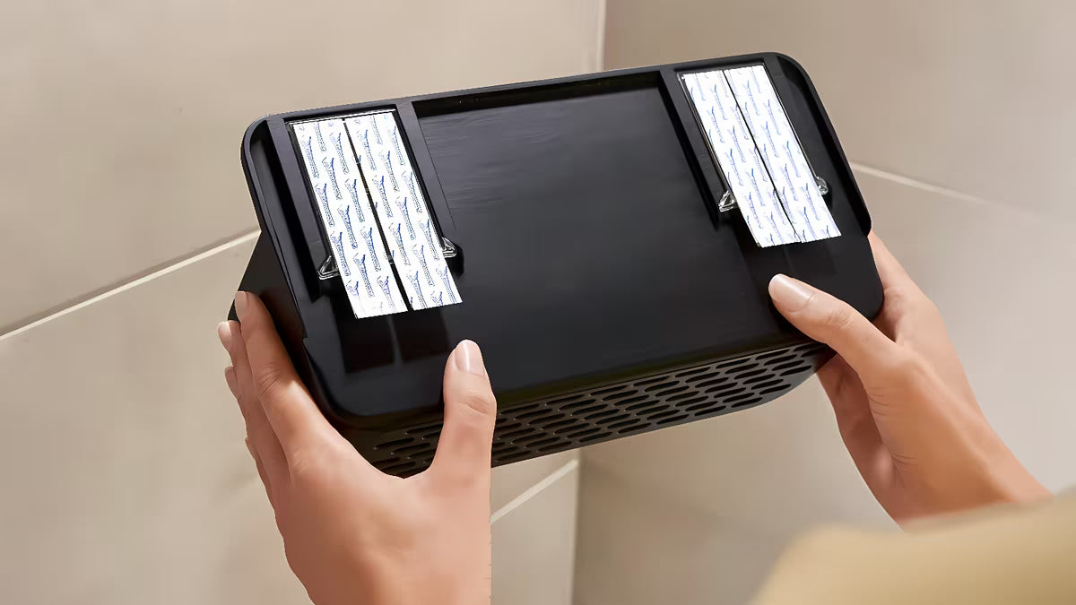 Crna tuš polica Tesa Lavaa bez bušenja s ljepljivim sustavom tesa Powerstrips Waterproof