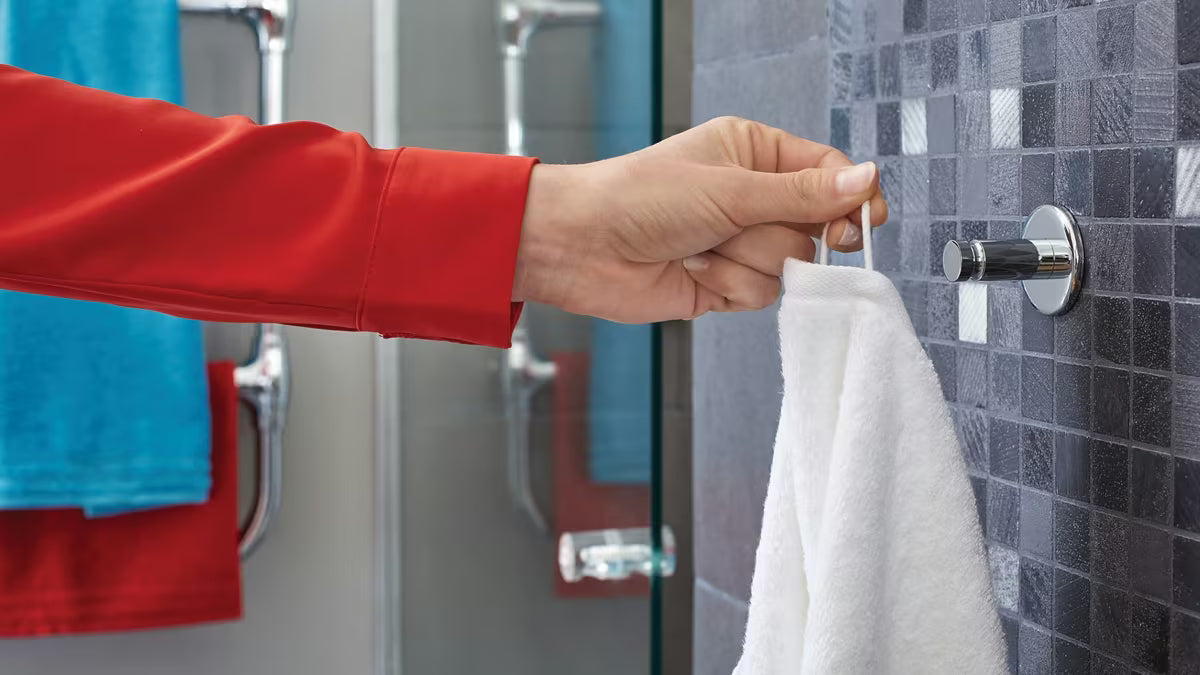 Kromirani kukica Tesa powerbutton pro montaža bez bušenja na glatke površine u kupaonici i kuhinji.