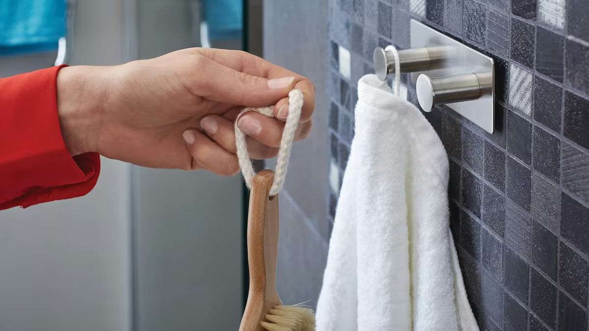 Dvostruka Kuka Tesa powerbutton od brušenog nehrđajućeg čelika pro montaža bez bušenja na tvrdim površinama.