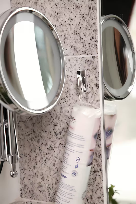 Kromirani kukica Tesa Powerstrips pro, pričvršćivanje bez bušenja na glatke čvrste površine.