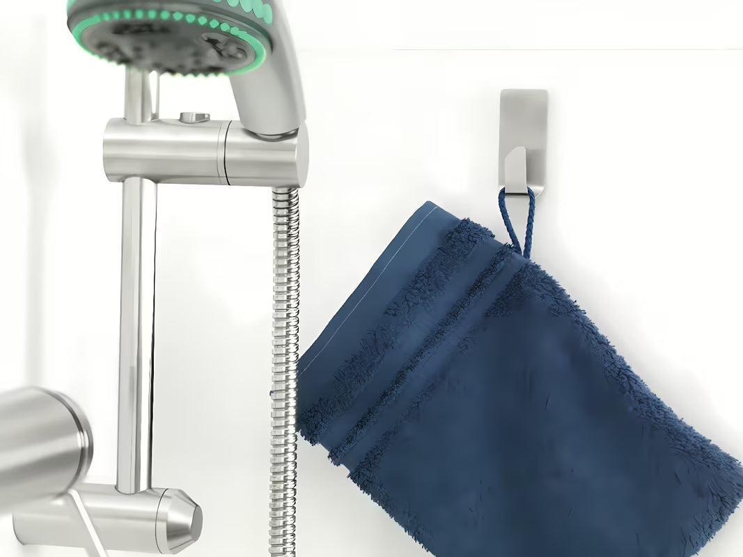 Vodootporni inox kukica Tesa Powerstrips pro za vješanje ručnika i dodataka bez bušenja.