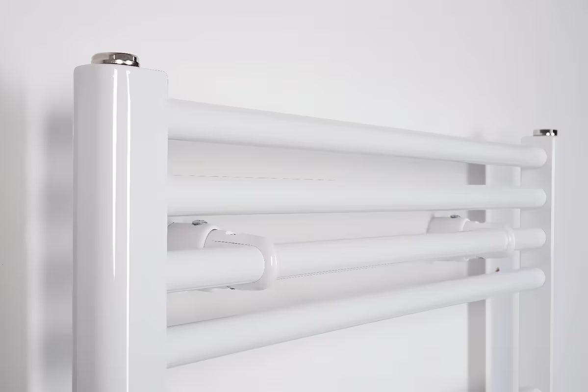 Bijeli kombinirani cijevni radijator Thermal Trend KD dimenzija 45x96 cm.