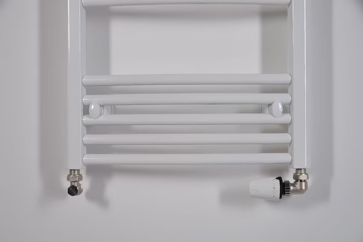 Bijeli kombinirani cijevni radijator Thermal Trend KDO 45x168 cm prikladan za kupaonicu.