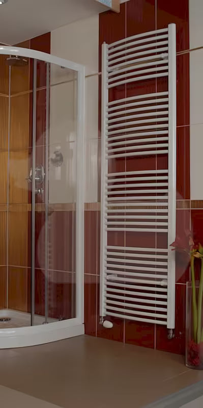 Bijeli kombinirani cijevni radijator Thermal Trend KDO 45x98 cm za kupaonicu.