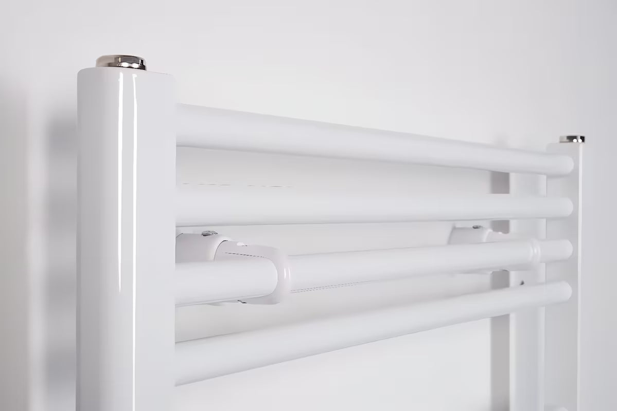 Bijeli električni cijevni radijator Thermal Trend KE 600x1320 mm s ravnim vodoravnim cijevima.