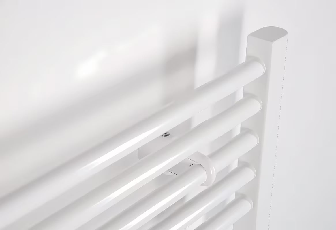 Bijeli električni cijevni radijator Thermal Trend KE 600x1320 mm s ravnim vodoravnim cijevima.