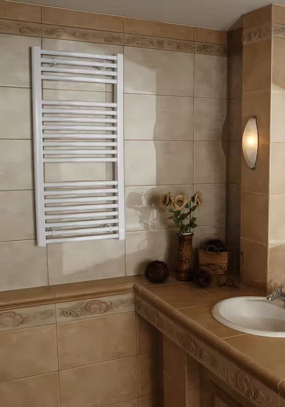 Bijeli električni cijevni radijator Thermal Trend KE 600x1320 mm s ravnim vodoravnim cijevima.