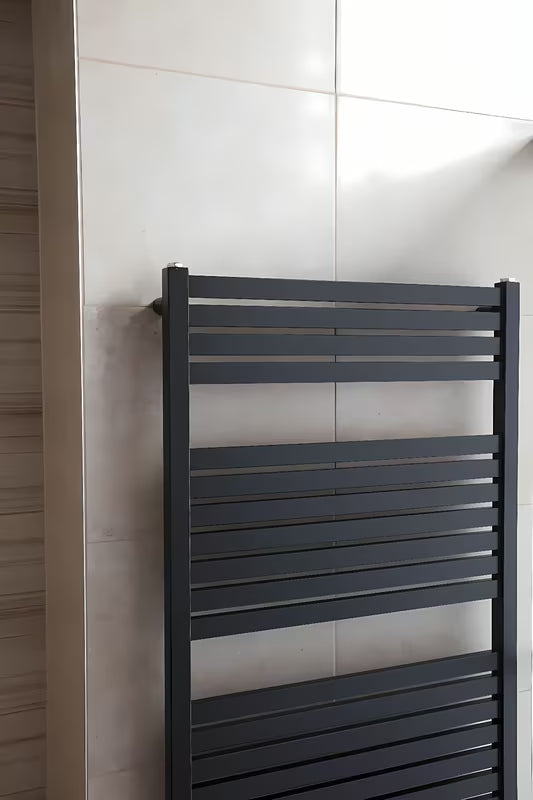 Černý kombinovaný radiátor Thermal Trend Kh 169x45 cm vhodný pro teplovodní i kombinované vytápění.