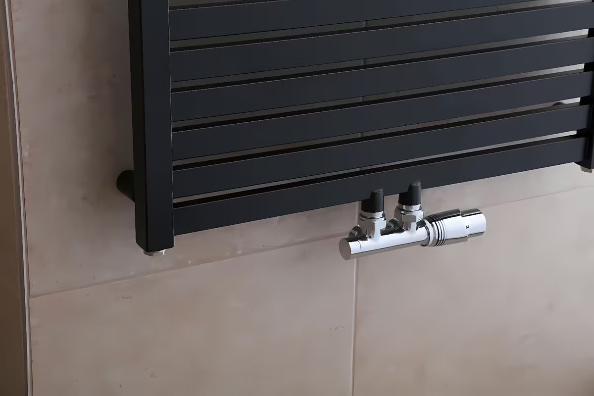 Kombinovaný radiátor Thermal Trend Kh 60x133 cm v černo-matném provedení s prohnutými šprclemi.