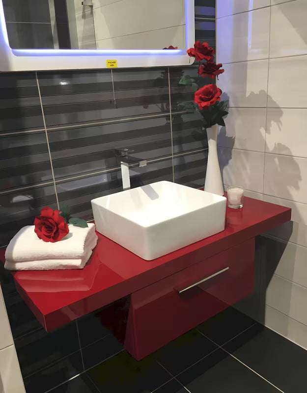 Bijeli umivaonik na ploču Triomini Slim od tanke keramike, izvedba bez preljeva.