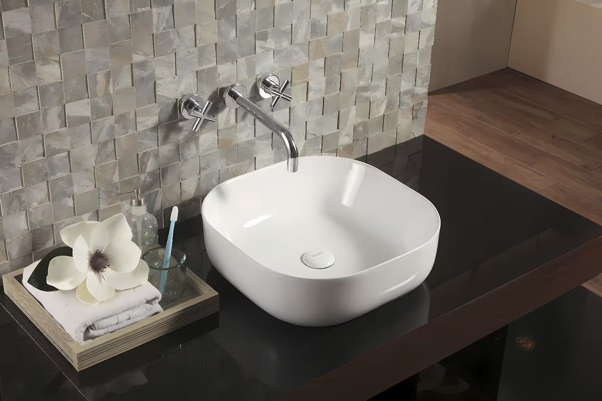 Bijeli umivaonik na ploču Triomini Slim od tanke keramike, izvedba bez preljeva.