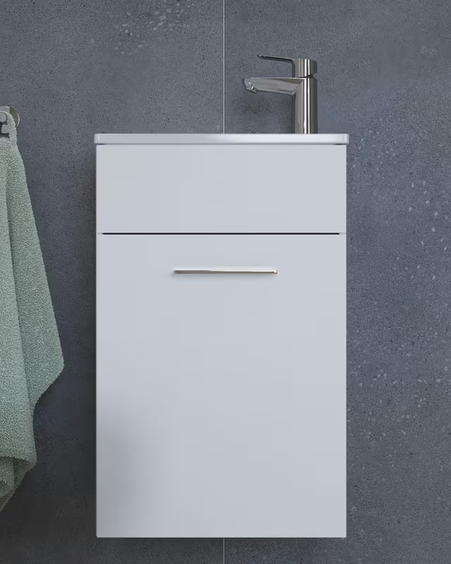 Bijela kupaonski set Vitra Mia s umivaonikom, s visećim ormarićem, ogledalom i LED rasvjetom