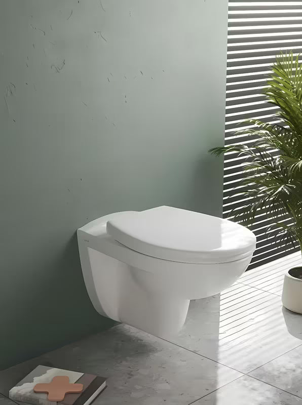 Bijelo WC daska Vitra Normus s tehnologijom soft Close, EasyLock i metalnim šarkama sa skrivenim pričvršćenjem.