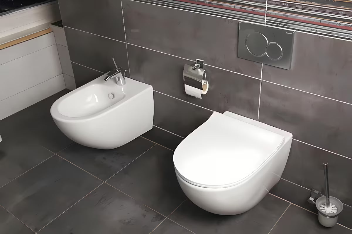 Bijeli viseća WC školjka vitra Shift bez sustava za ispiranje sa skrivenim pričvršćenjem i zaobljenim oblikom.