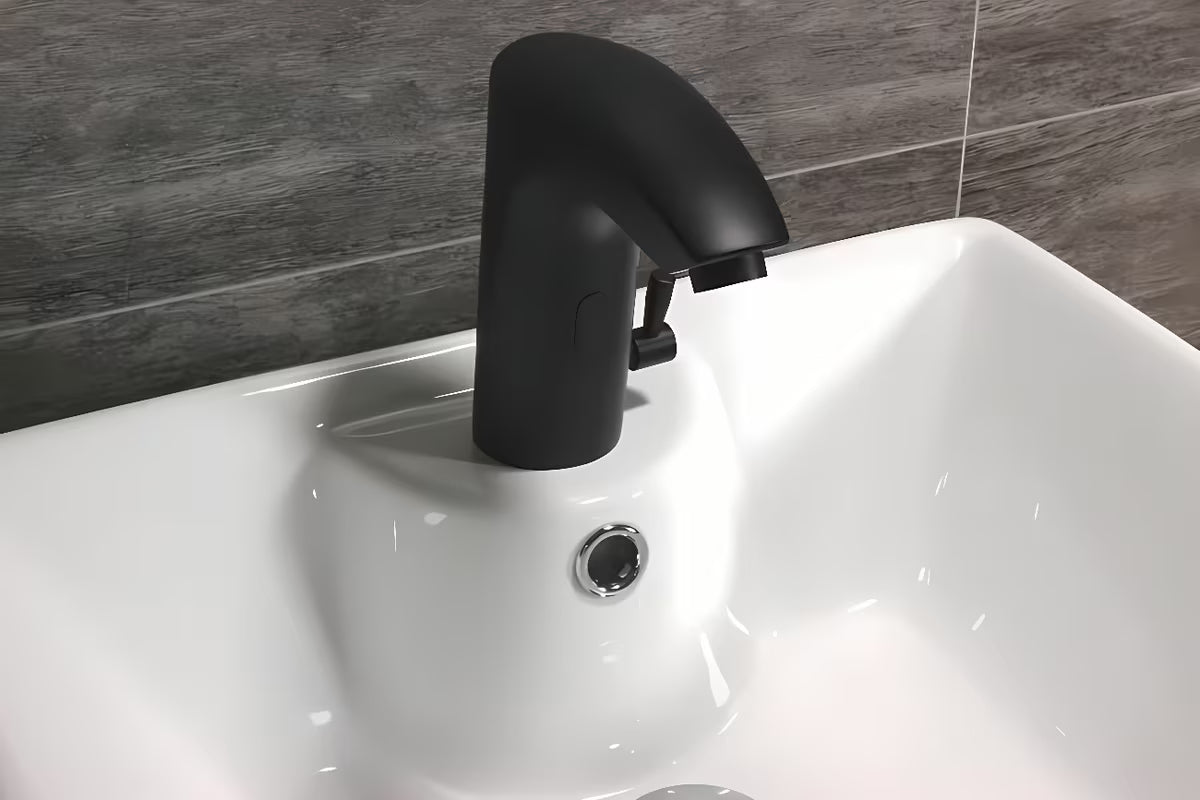 Crna beskontaktna miješalica za umivaonik Weltservis Donner AutoFlow 02 s infracrvenim senzorom i ručicom pro za podešavanje temperature.