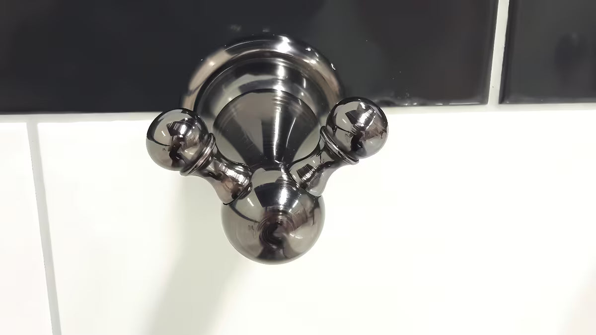 Mesingani zidni dvostruka kuka WF Industrial u završnoj obradi uljem trljana bronca u tamnoj nijansi s bordo tonom.