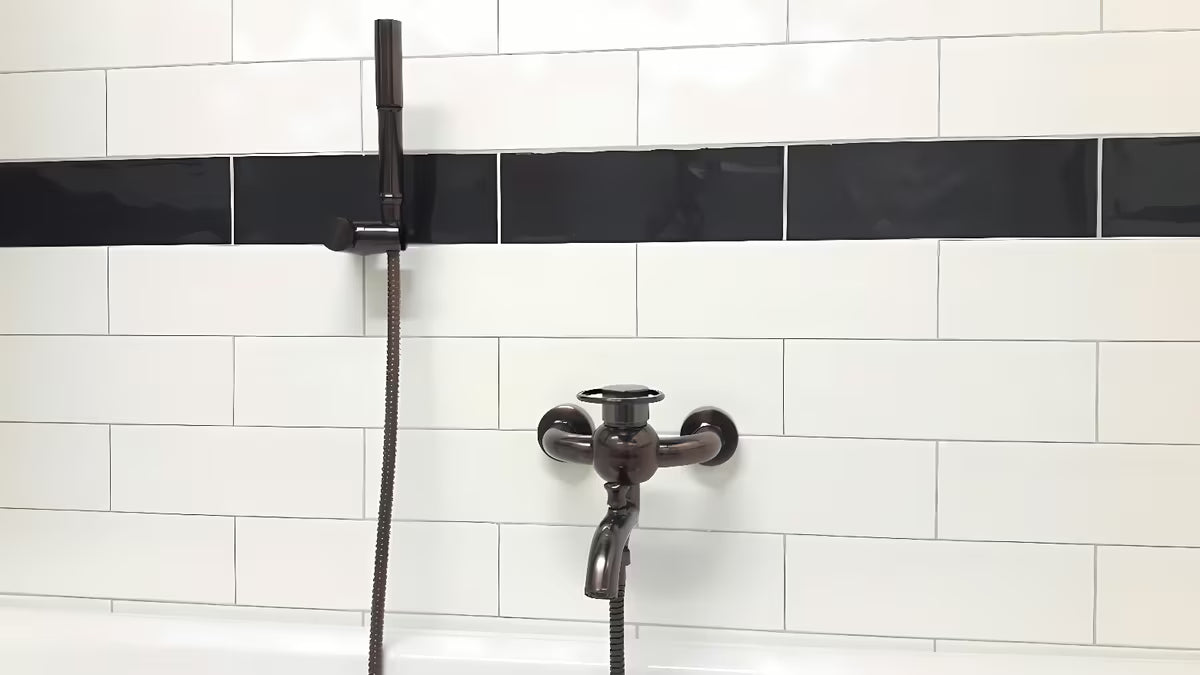 WF Industrial jednoručna baterija zidna miješalica za kadu s tuš setom u završnoj obradi uljem trljana bronca dark-metal.