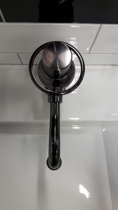 Jednoručna Baterija stojeća miješalica za umivaonik WF Industrial Dark-Metal bez odvoda u završnoj obradi uljno brušena bronca.