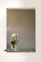 Pravokutno zidno ogledalo Amirro Orion 50x70 cm s Led osvjetljenjem s rasvjetom i policom, vertikalna orijentacija.