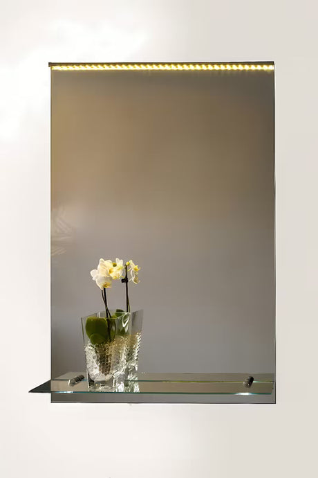 Pravokutno zidno ogledalo Amirro Orion 50x70 cm s Led osvjetljenjem s rasvjetom i policom, vertikalna orijentacija.