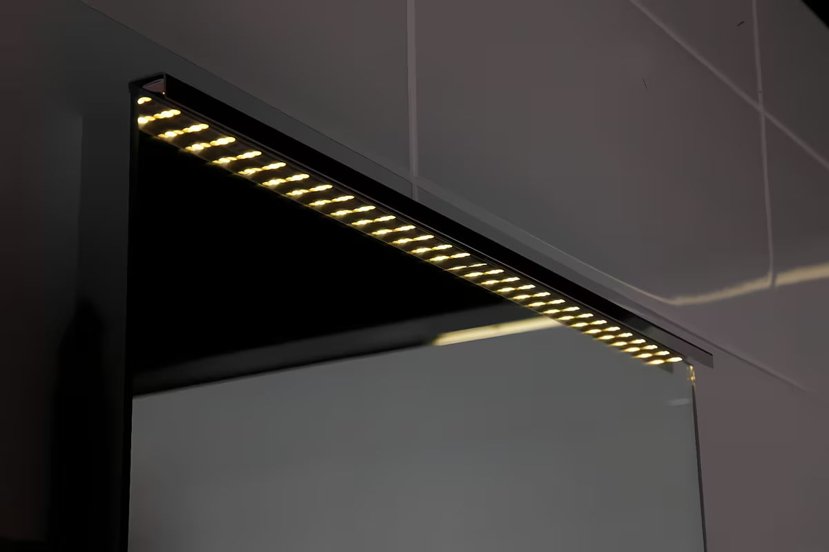 Pravokutno zidno ogledalo Amirro Orion 50x70 cm s Led osvjetljenjem s rasvjetom i policom, vertikalna orijentacija.