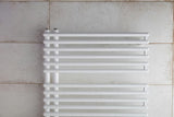Bijeli kombinirani kupaonski radijator Anima Henrik 60x145 cm prikladan pro grijanje i sušenje ručnika.