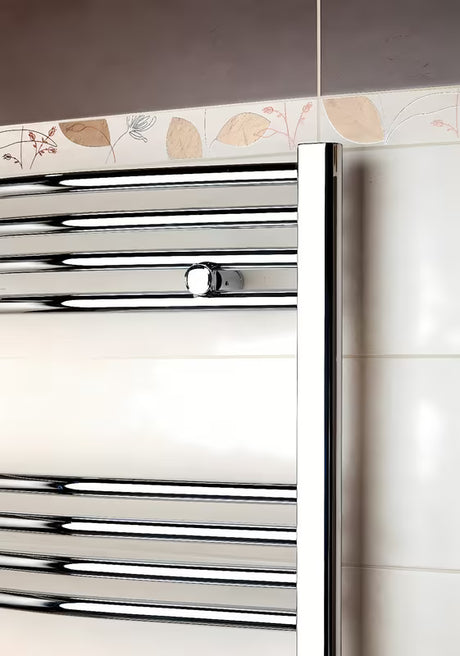 Električni radijator Anima Marcus u krom izvedbi, 45x111,8 cm, s grijaćim štapom i termostatom.