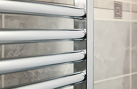 Električni radijator Anima Marcus u krom izvedbi, 45x111,8 cm, s grijaćim štapom i termostatom.