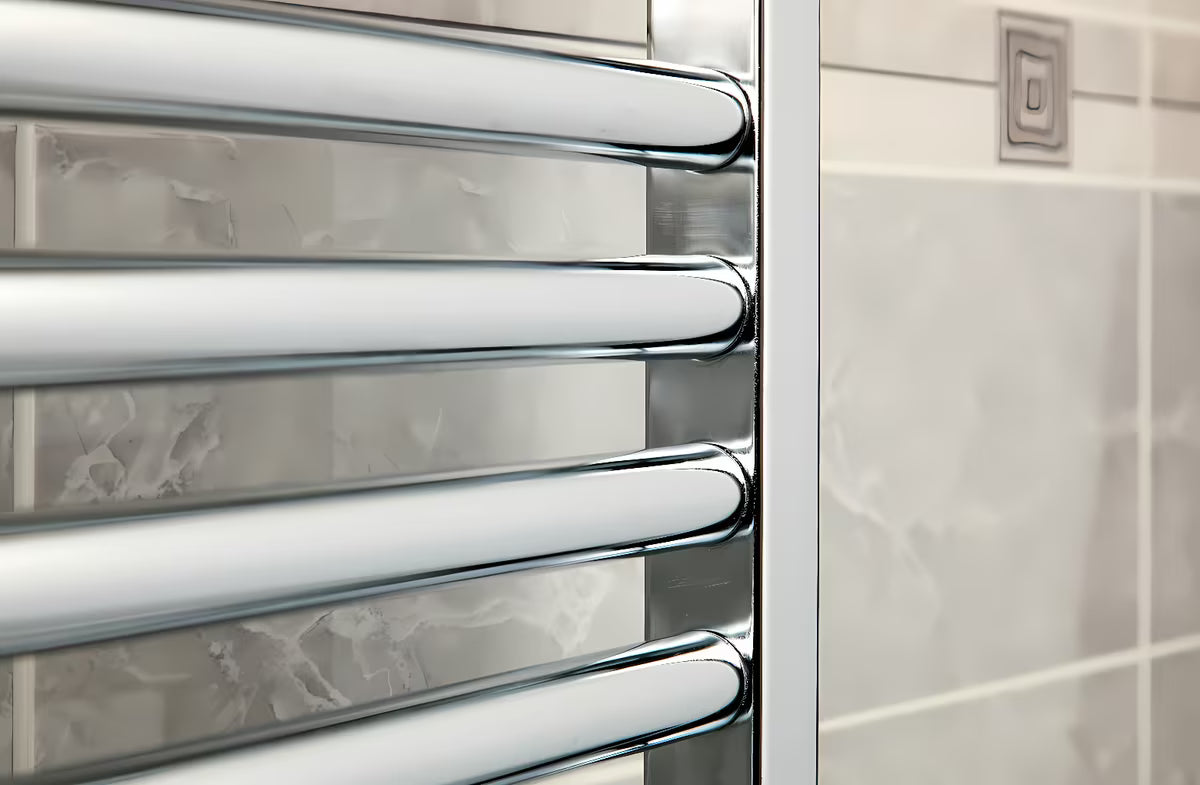 Kombinirani kupaonski radijator Anima Marcus 450x1118 mm u krom izvedbi sa zaobljenim profilom.