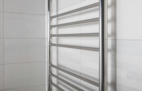 Kombinirani kupaonski radijator Anima Paul 60x120 cm u izvedbi od poliranog nehrđajućeg čelika chrome.