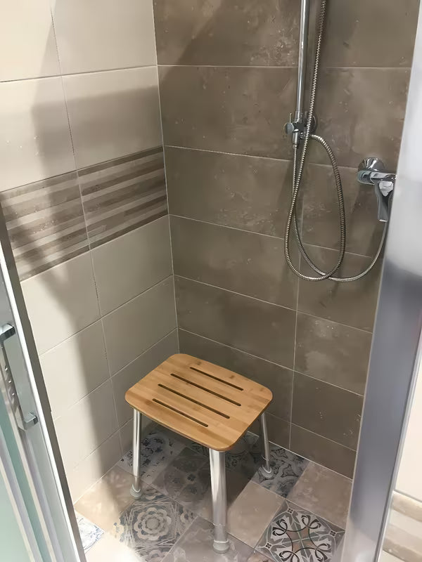 Tuš stolić Anima sa sjedalom od bambusa i protukliznim nožicama