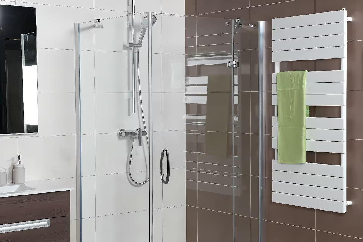 Bijeli kombinirani radijator Anima Viktor 60x122 cm, prikladan pro kupaonicu i sušenje ručnika.