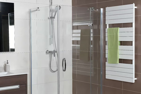 Bijeli kombinirani radijator Anima Viktor 60x122 cm, prikladan pro kupaonicu i sušenje ručnika.