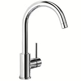 Kromirana jednoručna baterija stojeća miješalica za sudoper Blanco Mida s sa zakretnim izljevom i zaobljenim dizajnom.