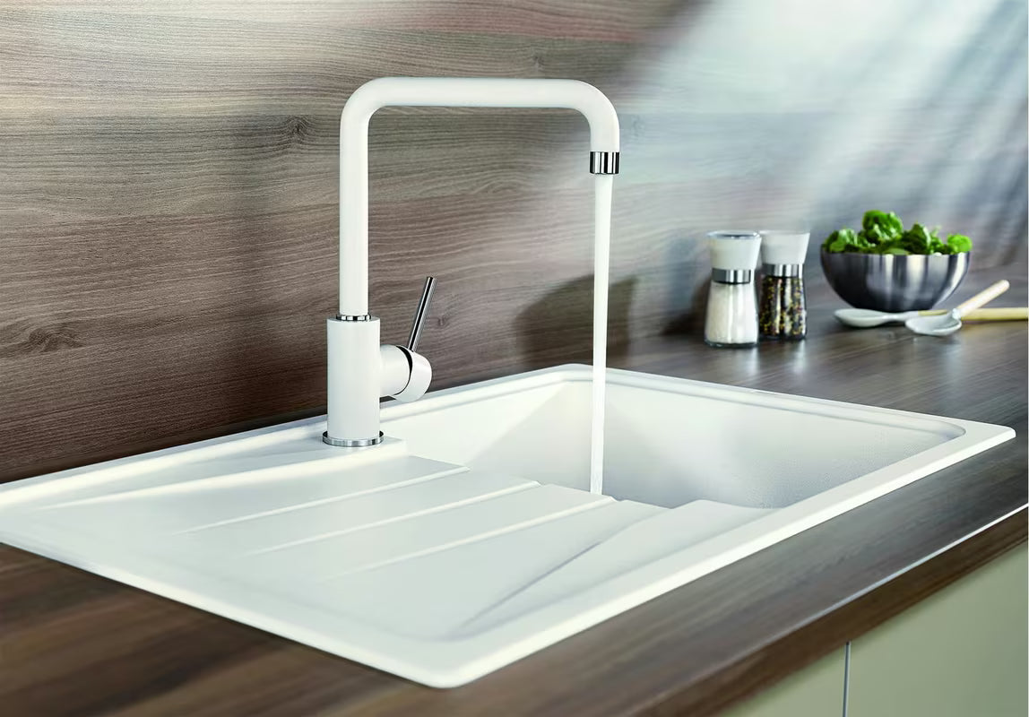Bijela jednoručna baterija stojeća miješalica za sudoper Blanco Mili s mat površinom Silgranit Look