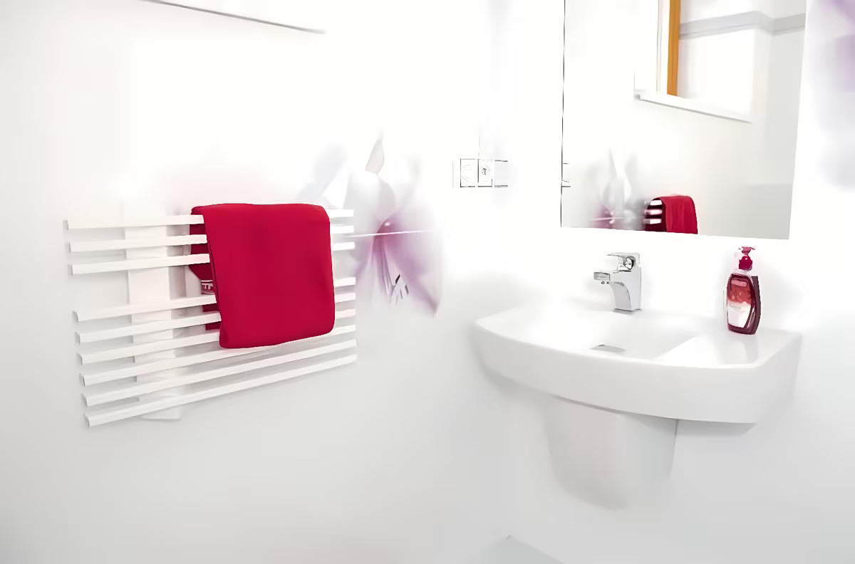 Bijeli kupaonski električni sušač ručnika Elvl Liner 39,5x55 cm pro za zidnu montažu.