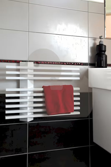 Bijeli kupaonski električni sušač ručnika Elvl Liner 39,5x55 cm pro za zidnu montažu.