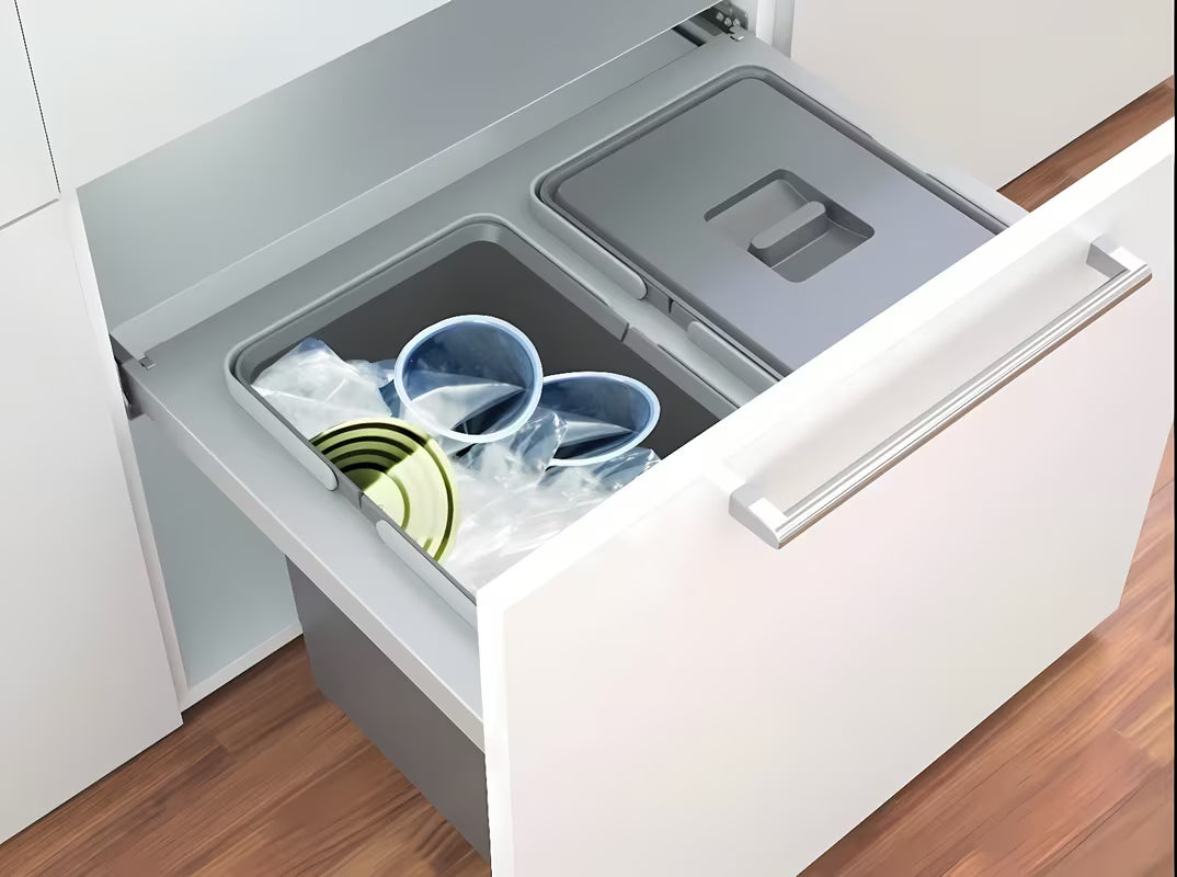 Ugradbeni kanta za otpad Franke sorter s dvije posude i prednjim izvlačenjem u sivoj boji.