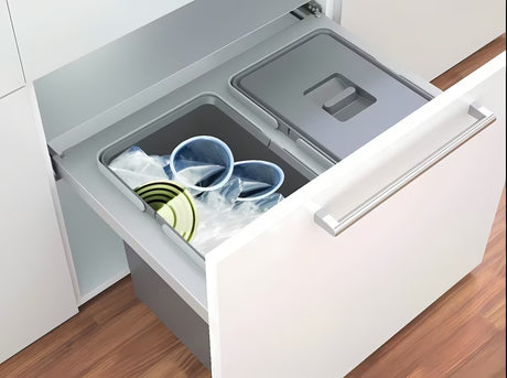 Ugradbeni kanta za otpad Franke sorter s dvije posude i prednjim izvlačenjem u sivoj boji.