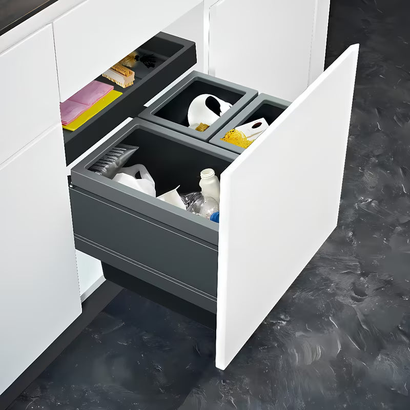 Ugradbeni kanta za otpad sorter Franke s prednjim izvlačenjem, tri kante i ladicom s ugljičnim filtrom u crnoj i sivoj boji.