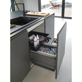 Ugradbeni kanta za otpad sorter Franke s prednjim izvlačenjem, tri kante i ladicom s ugljičnim filtrom u crnoj i sivoj boji.