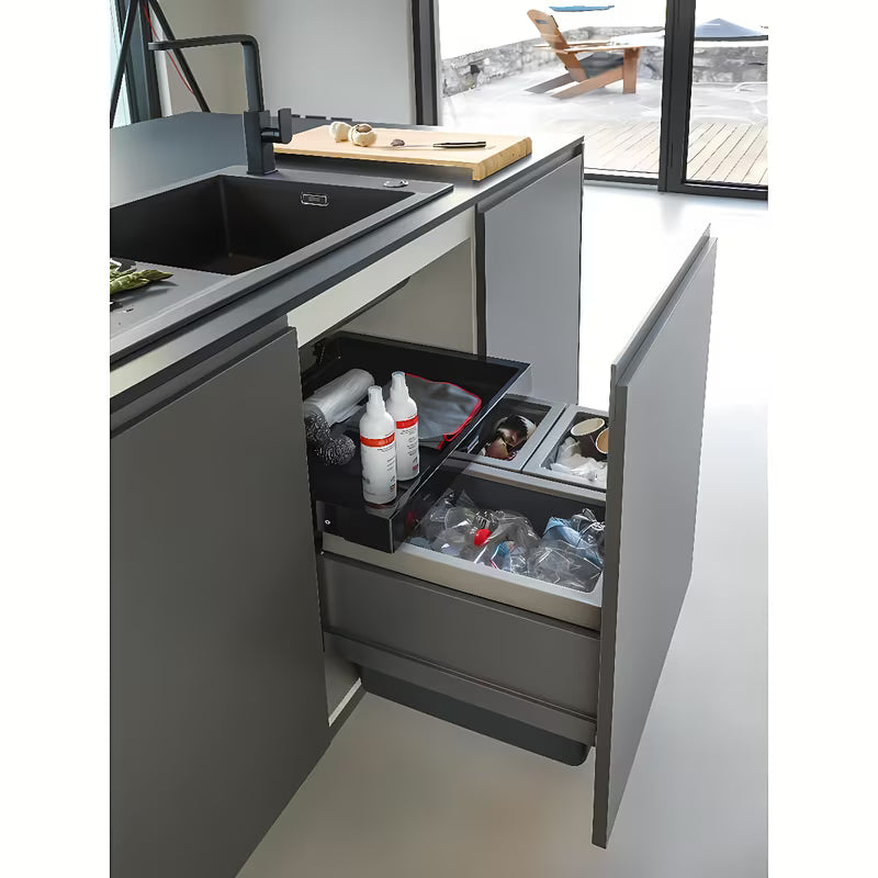 Ugradbeni kanta za otpad sorter Franke s prednjim izvlačenjem, tri kante i ladicom s ugljičnim filtrom u crnoj i sivoj boji.