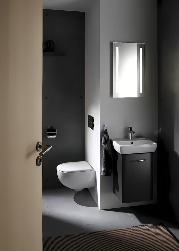 Bijelo viseća WC školjka Geberit Selnova bez sustava za ispiranje sa skrivenim pričvršćenjem.