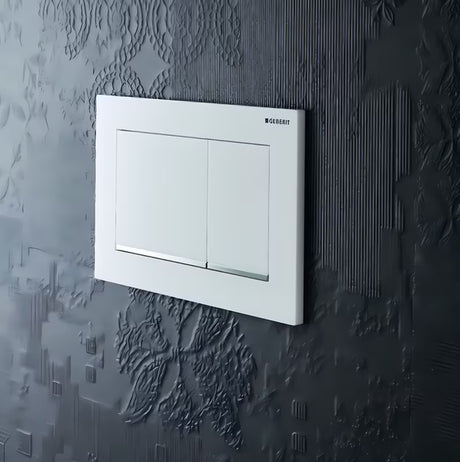 Bijela tipka za aktiviranje Geberit Sigma30 s kromiranom sjajnom trakom pro za podžbukni vodokotlić Geberit Sigma.