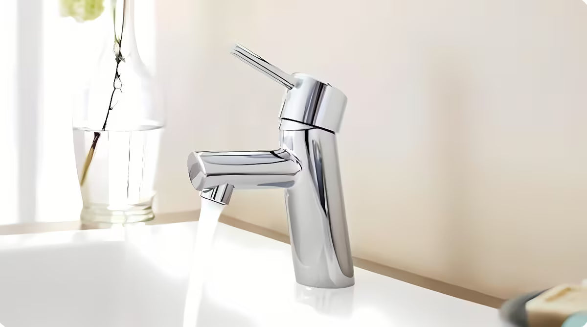 Kromirana jednoručna baterija miješalica za umivaonik Grohe Concetto New s glatkim tijelom i modernim ovalnim dizajnom.